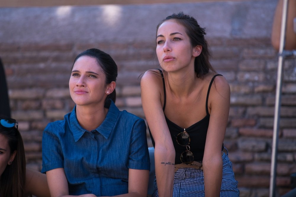 poveri_ma_ricchissimi_tess_masazza_lodovica_comello_JPG_1400x0_q85